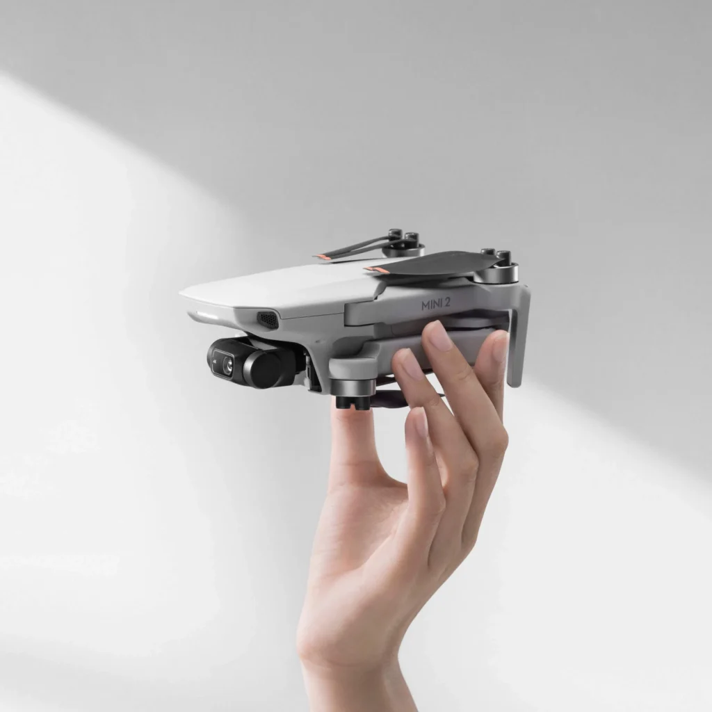 mini2-na-mao-1024x1024 DJI Mini 2: O Drone dos Seus Sonhos Cabe na Palma da Mão